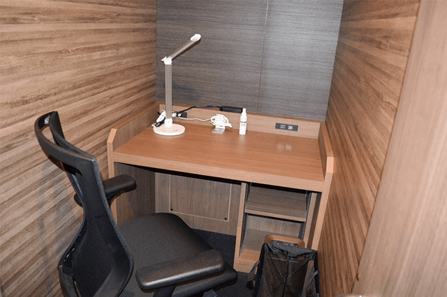 Private work booth
