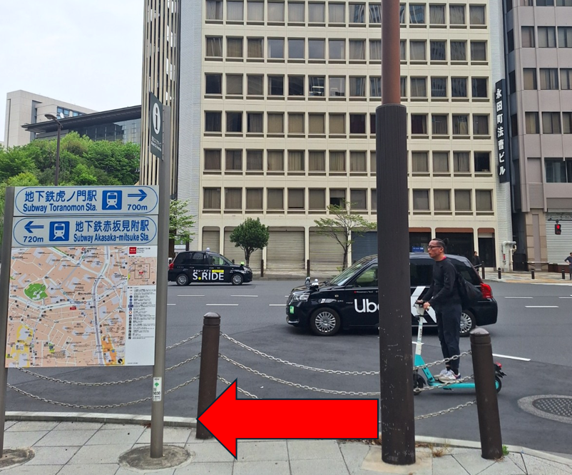 地上出口10番を出て左に向かいます。（10番出口真正面には写真のように「庄や」や「COCO壱」が見えます。）