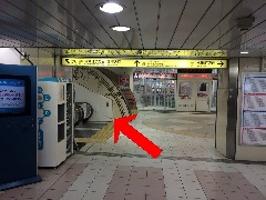 東京メトロ各線赤坂見附駅の改札を出ましたら10番出口の方向のエスカレーターに乗ります。