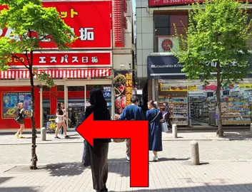 エスカレーターを上り右側を見ますとコージーコーナーさんがある通りがありますので、そこを左に進みます。