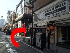 右側に富士そばさんが見えますので、そこを右に曲がります。