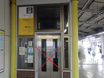 途中にあるエレベーターに乗ってしまうと昭和通り口ではなく中央口に出てしまいますので乗らないように注意しましょう。