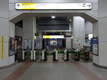 ＪＲ秋葉原駅昭和通り口の改札を出たらそのまま直進してください。