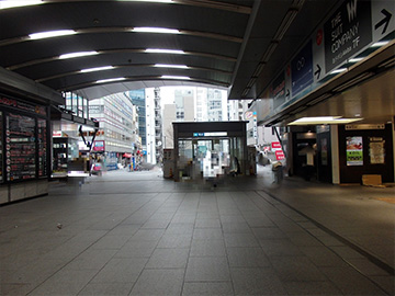 昭和通り口改札の前に出ますので左に曲がってください。