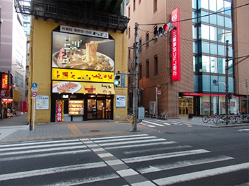 道路を渡ったら三菱東京ＵＦＪ銀行さんの左側の細い道を入ってください。