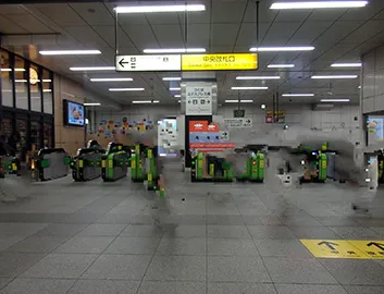 JR各線秋葉原駅中央改札口を出たら左に曲がります。