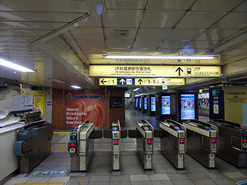 東京メトロ日比谷線秋葉原駅出口1番を出たら上記看板表示を目安に１番出口へ(左側)