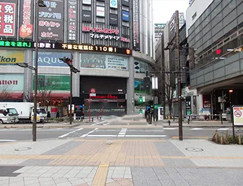 目の前の横断歩道を渡って、ヨドバシさんの右側の細い道に入ります。