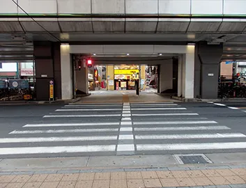 目の前に横断歩道がありますので、そのまままっすぐ渡ってください。