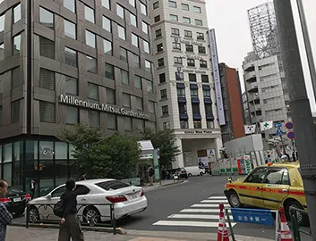 「ミレニアム 三井ガーデンホテル 東京」が見えますので、向かって右側「GINZA　MISS　PARIS」のビルへ進んでください。
