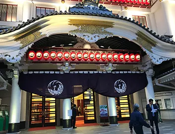 「歌舞伎座」を右手にしてください。前方にはドラッグストアの「ココカラファイン」が見えます。