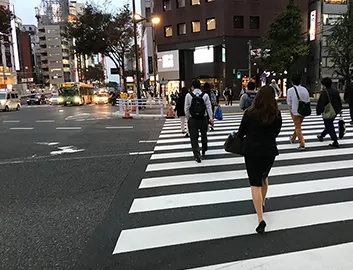 「三原橋」という交差点をそのまま真っ直ぐ進んでください。