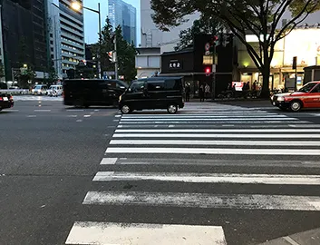 「横断歩道を渡っていただき、右折してください。