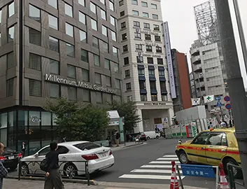 「ミレニアム 三井ガーデンホテル 東京」さんが見えますので、向かって右側「GINZA　MISS　PARIS」さんのビルへ進んでください。