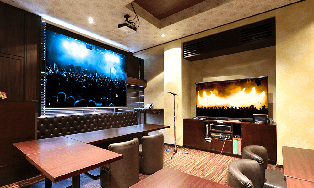 大迫力ツインモニタールーム