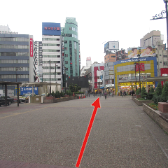 マツモトキヨシ池袋西口駅前店が見えましたら、向かって直進してください。