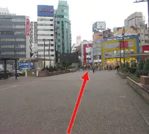 マツモトキヨシ池袋西口駅前店が見えましたら、向かって直進してください。