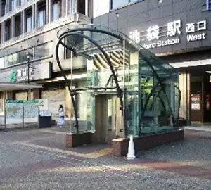 池袋駅西口出口の目の前にでます。