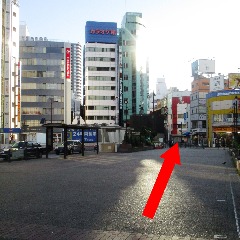 右手に【東京三菱UFJ銀行】の看板が見えるのでその方向に進んで下さい。