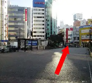 右手に【東京三菱UFJ銀行】の看板が見えるのでその方向に進んで下さい。
