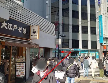 三井住友信託銀行 池袋東口支店の手前を左折し、ウイロードに向かってください。