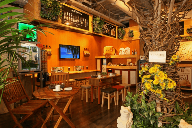 バリリゾート風の店内