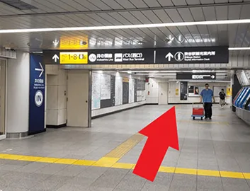 東急東横線・副都心線渋谷駅中央改札を出て、真っ直ぐ進みます。