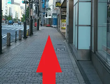 5. 少し歩き始めると左手にバス停（渋谷駅西口）があります。