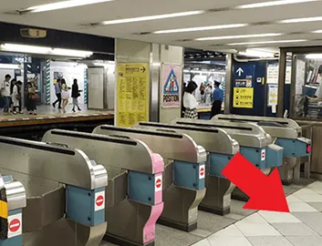 東京メトロ銀座線渋谷駅らは「東急百貨店」方面の改札を右に出ます。