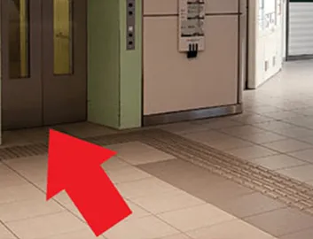 2．真っ直ぐ進んでいると、左斜め前にエレベーターがありますので、そちらで下へ向かってください。