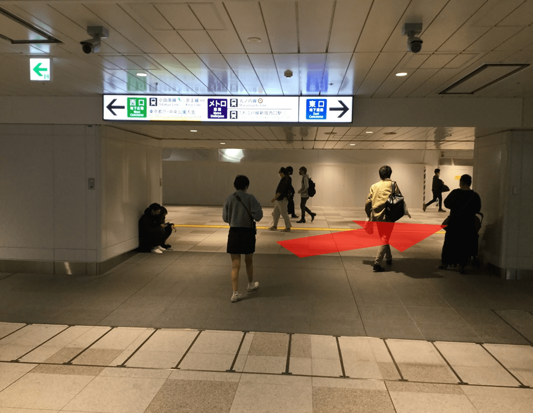 JR各線新宿駅西口改札を出て、右に進みます。