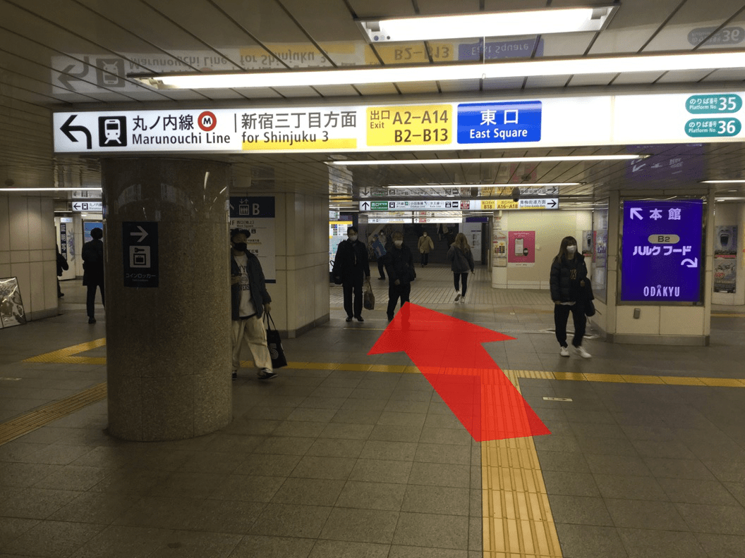 都営大江戸線新宿駅東改札口を出て、右に進みます。