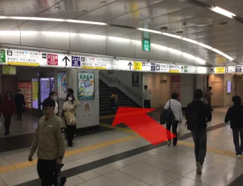  JR各線新宿駅東口改札を出て、右の階段より地上へ出ます。