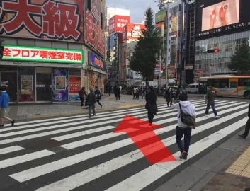  西武電鉄新宿駅正面口改札を出て、正面交差点を渡ります。