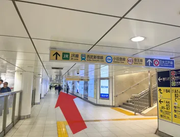 地下鉄新宿三丁目駅の構内（メトロプロムナード）をJR新宿駅方面へ進みます。