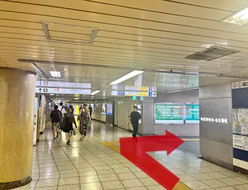 東京メトロ丸の内線、新宿駅の「B12b出口」から地上に出ます。