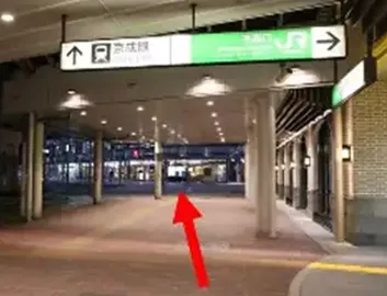 目の前にある横断歩道まで進みます。