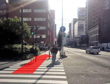 国道16号線との交差点を左折、横断歩道を渡り真っ直ぐ進みます。