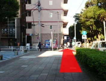 地上に出て道路沿いを道なりに進みます。