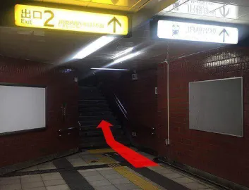 横浜市営地下鉄ブルーライン関内駅の2番出口を地上にでて左手に進みます。
