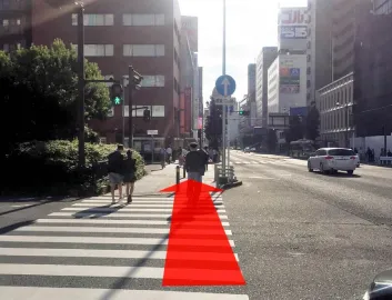 横断歩道を真っ直ぐ進みます。