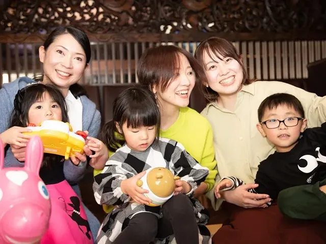 個室でママ会を楽しむ様子