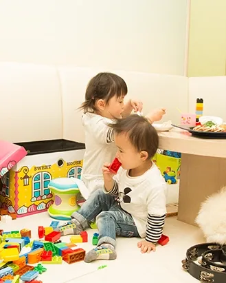 フラットルームで遊ぶお子様
