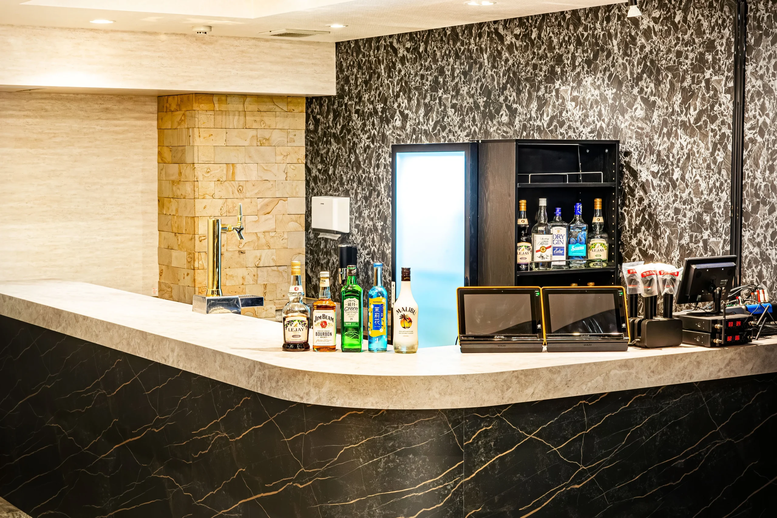 巴哈馬酒吧吧台最多可容納 60 人