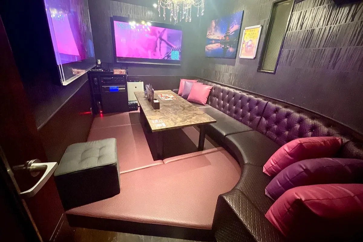 75R Can accommodate up to 7 people