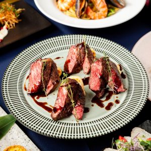 プレミアムコース(部屋料金+料理全8皿(全10品)+山﨑シングルモルトなど170種飲み放題付き)