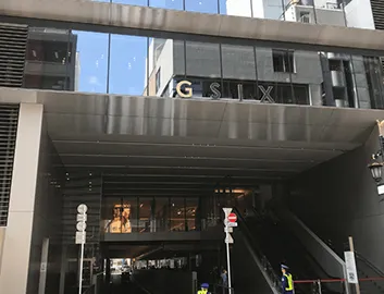 GINZA　SIXにぶつかるので、左折してください。