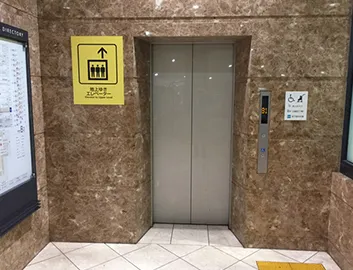 こちらのエレベーターをご利用ください。お乗りいただきましたら、地上1Fにお上がりください