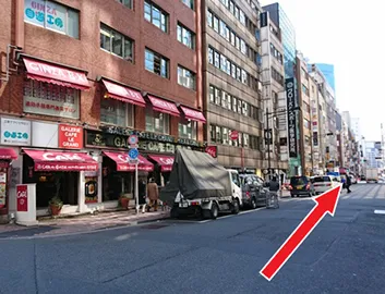 1分ほど直進していただきますと右手に「CAFE GINZA」が見えてきます。こちらの交差点を右折し、直進してください。