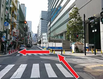 直進していただくとお次、右手に「GINZA SIX」が見えてきます。こちらの交差点を渡っていただき反対側の歩道を左折してください。